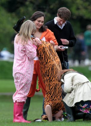 ��ǧ����ѧ����԰���ѿ� Ů���ñ����׺Ⱦ�